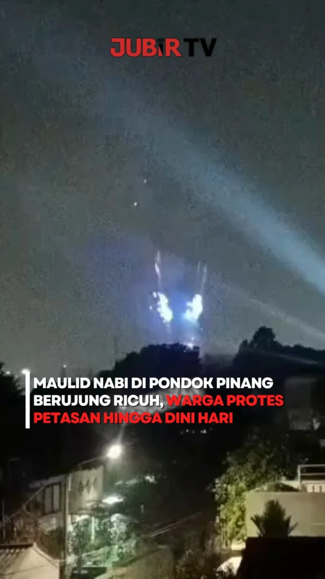 Acara Maulid Nabi di Jalan Keramat 2, Pondok Pinang, Kebayoran Lama, Jakarta Selatan, berujung ricuh pada Jumat (3/10) dini hari.

Keributan diduga dipicu pesta petasan yang dinyalakan hingga sekitar pukul 01.00 WIB. Suara ledakan yang berlangsung berulang kali mengganggu waktu istirahat warga, bahkan sejumlah anak dilaporkan terbangun dan menangis.

Seorang ibu yang tinggal sekitar 400 meter dari lokasi kemudian mendatangi acara untuk menyampaikan keberatan. Ia menegaskan, warga tidak mempersoalkan kegiatan Maulid Nabi, melainkan penggunaan petasan hingga larut malam.

Situasi semakin memanas ketika ibu tersebut menyampaikan bahwa ia memiliki anak berkebutuhan khusus yang terganggu oleh suara ledakan. Protes tersebut kemudian berkembang menjadi ketegangan hingga terjadi kericuhan dan kontak fisik sebelum akhirnya dilerai.

Sementara itu, warga lain turut merekam suara dan pesta kembang api dari rumah mereka yang terdengar hingga dini hari.

Sc: Berbagai Sumber
Editor: Tino

#jubirtv #jubirtvnewscom #pondokpinang #jakartaselatan #maulidnabi #petasan #kericuhan #kebayoranlama #beritaterkini #beritaviral #jakarta