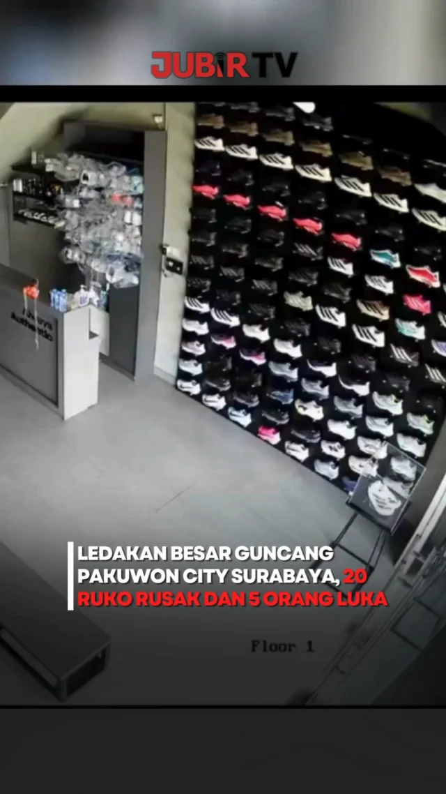 Ledakan besar mengguncang kawasan Ruko San Antonio, Pakuwon City, Jalan Kalisari Utara, Mulyorejo, Surabaya, Selasa (6/10/2026) pagi.

Ledakan yang terjadi sekitar pukul 07.00 WIB tersebut menimbulkan suara gemuruh dan menyebabkan sekitar 20 ruko mengalami kerusakan. Kaca dan jendela pecah, sejumlah bagian bangunan serta kanopi rusak, bahkan beberapa mobil dan sepeda motor di sekitar lokasi ikut terdampak.

Salah satu bangunan rumah makan mengalami kerusakan parah. Lima pegawainya dilaporkan mengalami luka bakar dan langsung dilarikan ke RSUD Haji Surabaya untuk mendapat penanganan medis.

Petugas BPBD, Damkar, kepolisian, ambulans, dan tim Call Center 112 Surabaya langsung melakukan penanganan serta mensterilkan area dengan memasang garis polisi.

Hingga kini, penyebab pasti ledakan masih dalam penyelidikan. Dugaan awal mengarah pada tabung LPG, namun hal tersebut belum dapat dipastikan oleh pihak berwenang.

Sc: Berbagai Sumber
Editor: Tino

#jubirtv #jubirtvnewscom #ledakan #surabaya #pakuwoncity #mulyorejo #sanantonio #ledakantabunggas #bpbd #damkar #beritaterkini