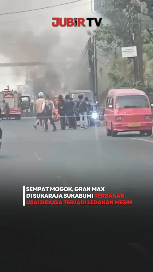 Sebuah mobil Daihatsu Gran Max terbakar di Jalan Raya Sukaraja, Kampung Cimahpar, Desa Pasir Halang, Kabupaten Sukabumi, Senin pagi, 12 Oktober 2026.

Sebelum terbakar, mobil bernomor polisi D 8839 HM tersebut dilaporkan sempat mogok, kemudian diduga terjadi ledakan pada bagian mesin depan.

Kejadian ini memicu kepanikan warga dan sempat mengganggu arus lalu lintas dari arah Sukaraja menuju Kota Sukabumi maupun sebaliknya. Sejumlah kendaraan yang melintas bahkan terlihat berhenti saat api membakar mobil tersebut.

Kepala Bidang Penyelamatan Dinas Pemadam Kebakaran dan Penyelamatan Kabupaten Sukabumi, Hendra Setiawan, mengatakan pihaknya menerima laporan pada pukul 07.26 WIB dan tiba di lokasi delapan menit kemudian.

Satu unit mobil pemadam kebakaran dari Pos Sukaraja dikerahkan untuk menangani kebakaran tersebut. Setelah sekitar 30 menit penanganan, api akhirnya berhasil dipadamkan dengan bantuan personel Polsek Sukaraja.

Saat kejadian, mobil itu ditumpangi dua orang, yakni sopir dan seorang penumpang. Beruntung, tidak ada korban jiwa dalam peristiwa tersebut.

Editor: Tino

#jubirtv #jubirtvnewscom #sukabumi #sukaraja #granmax #mobilterbakar #kebakarankendaraan #damkarsukabumi #infoseukabumi #beritaterkini