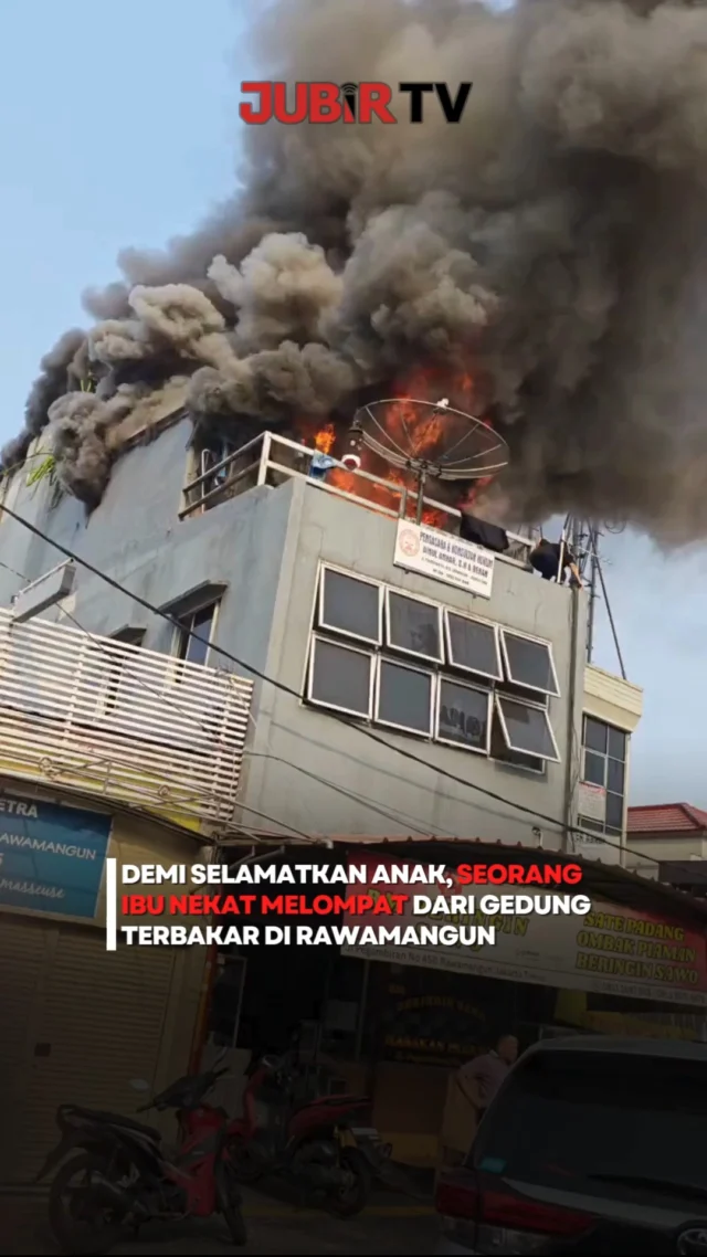 Kebakaran melanda sebuah rumah makan Padang di Jalan Pegambiran, Rawamangun, Jakarta Timur, Jumat pagi, 9 Oktober 2026.

Kobaran api disertai asap hitam tebal terlihat membumbung dari bangunan. Sejumlah orang pun berupaya menyelamatkan diri di tengah situasi yang mencekam.

Salah satu momen yang menyita perhatian adalah aksi seorang ibu yang berusaha menyelamatkan anak kecil dengan melompat dari bangunan yang terbakar ke atap warung di bawahnya.

Berdasarkan informasi yang beredar, kebakaran diduga dipicu kebocoran tabung gas saat pekerja hendak mengganti tabung di dapur lantai tiga. Namun, penyebab pasti kebakaran masih perlu dipastikan oleh petugas.

Sebanyak 11 unit mobil pemadam kebakaran dan 40 personel dilaporkan dikerahkan untuk menangani insiden tersebut.

Sementara itu, kondisi ibu dan anak yang berusaha menyelamatkan diri serta jumlah korban dalam peristiwa ini masih menunggu kepastian dari pihak berwenang.

Sc: Berbagai Sumber
Editor: Tino

#jubirtv #jubirtvnewscom #kebakaran #rawamangun #jakartatimur #rumahmakanpadang #ibudananak #kebakaranjakarta #damkar #beritaterkini #beritaviral