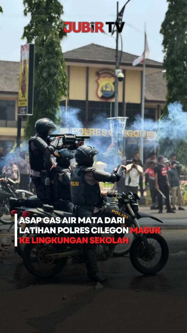 Sebanyak 19 siswa SMP dan SMK Al-Hadid di Kota Cilegon, Banten, terdampak gas air mata saat kegiatan belajar mengajar berlangsung, Kamis (8/10/2026).

Asap dari latihan pengendalian massa yang digelar Polres Cilegon diduga terbawa angin hingga masuk ke lingkungan sekolah, yang berjarak sekitar 150 meter dari lokasi latihan.

Akibatnya, sejumlah siswa mengalami mata perih, pusing, hingga sesak napas. Beberapa di antaranya harus mendapatkan penanganan medis di sejumlah rumah sakit dan fasilitas kesehatan.

Kasi Humas Polres Cilegon, AKP Imam Maryono, membenarkan bahwa gas air mata digunakan dalam latihan simulasi pengamanan demonstrasi tersebut. Pihak kepolisian juga menyampaikan permohonan maaf atas kejadian yang berdampak pada para siswa.

Sebagai tindak lanjut, polisi mendatangi rumah para siswa terdampak, memberikan bantuan, serta menjamin biaya pengobatan mereka.

Peristiwa ini menjadi perhatian karena asap dari latihan aparat justru mencapai lingkungan sekolah saat para siswa sedang mengikuti pelajaran.

Sc: Berbagai Sumber
Editor: Tino

#jubirtv #jubirtvnewscom #cilegon #gasairmata #polrescilegon #siswaterdampak #latihandalmas #beritaterkini #beritanasional #pendidikan