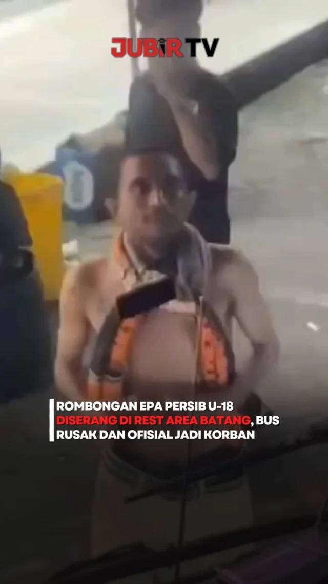 Rombongan Persib Bandung Elite Pro Academy atau EPA U-18 dilaporkan mengalami dugaan penyerangan dan penjarahan di Rest Area KM 360 Tol Batang, Jawa Tengah, Minggu malam, 11 Oktober 2026.

Insiden yang terjadi sekitar pukul setengah sepuluh malam itu mengakibatkan bus rombongan mengalami kerusakan. Sejumlah koper milik pemain dan ofisial juga dilaporkan dijarah.

Tak hanya kerugian materiil, Media Officer EPA Persib, Pandu Persada, dilaporkan mengalami kekerasan fisik dan sempat terpisah dari rombongan. Sementara itu, Ridwan dari tim Akademi Persib dilaporkan telah meninggalkan lokasi dengan selamat.

Peristiwa ini terjadi saat rombongan dalam perjalanan pulang ke Bandung setelah menjalani laga tandang melawan Garuda United dalam ajang Elite Pro Academy U-18 di Surakarta.

Menanggapi kejadian tersebut, Persib mengecam segala bentuk kekerasan dan berkoordinasi dengan kepolisian setempat untuk memastikan keselamatan personel, mengupayakan evakuasi, serta menindaklanjuti dugaan tindak pidana melalui jalur hukum.

Persib juga mengimbau semua pihak untuk tetap tenang dan tidak melakukan aksi balasan. Sementara itu, kronologi lengkap serta pihak-pihak yang terlibat masih perlu dipastikan melalui proses verifikasi.

Sc: Berbagai Sumber
Editor: Tino

#jubirtv #jubirtvnewscom #persib #persibbandung #persibepa #epaU18 #batang #sepakbolaindonesia #suporterbola #beritaolahraga