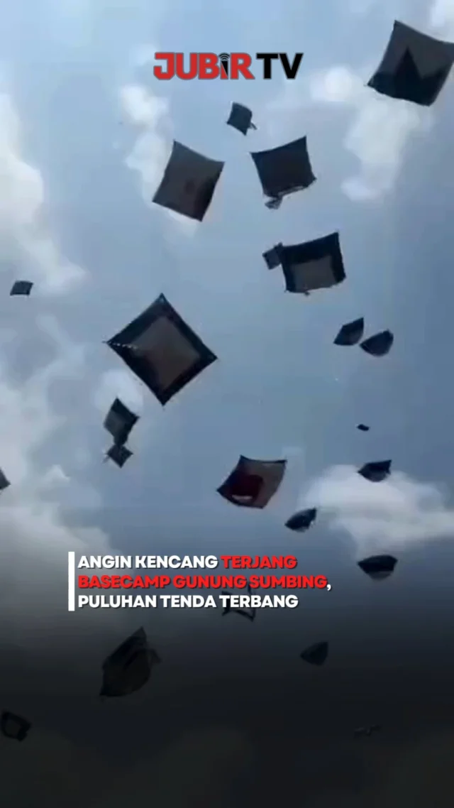 Puluhan tenda di Basecamp Gunung Sumbing via Garung, Wonosobo, Jawa Tengah, terangkat dan beterbangan akibat terjangan angin kencang.

Dalam video yang beredar, tenda-tenda yang sedang dijemur setelah dicuci terlihat terangkat oleh hembusan angin hingga beterbangan di sekitar area basecamp.

Peristiwa ini menjadi pengingat bahwa cuaca di kawasan pegunungan bisa berubah sewaktu-waktu dan berpotensi membahayakan pendaki maupun warga di sekitarnya.

Pendaki diimbau untuk selalu memantau prakiraan cuaca, memastikan tenda terpasang dengan kuat, serta mengamankan barang-barang sebelum angin kencang menerjang.

Jika kondisi cuaca memburuk, jangan memaksakan pendakian atau berkemah. Ikuti arahan petugas basecamp dan utamakan keselamatan.

Sc: Berbagai Sumber
Editor: Tino

#jubirtv #jubirtvnewscom #gunungsumbing #wonosobo #pendaki #basecamp #anginkencang #cuacaekstrem #infopendakian #beritaviral
