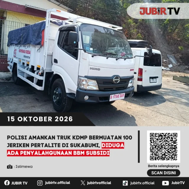 🚨 Truk KDMP Angkut 100 Lebih Jeriken Pertalite, Polisi Dalami Dugaan Penyalahgunaan BBM di Sukabumi

Polres Sukabumi mengamankan truk bertuliskan Koperasi Desa Merah Putih (KDMP) yang membawa lebih dari 100 jeriken Pertalite. Muatan tersebut ditemukan tertutup karung gabah dan diduga berkaitan dengan penyalahgunaan BBM di SPBN Cisolok.

Polisi masih mendalami asal-usul, tujuan distribusi, serta pihak-pihak yang terlibat. Dugaan pelanggaran dalam kasus ini belum disimpulkan.

Mengapa muatan Pertalite itu ditutupi karung gabah?

📌 𝐈𝐧𝐟𝐨 𝐥𝐞𝐧𝐠𝐤𝐚𝐩𝐧𝐲𝐚 𝐜𝐞𝐤 𝐝𝐢 𝐬𝐭𝐨𝐫𝐲 & 𝐬𝐨𝐫𝐨𝐭𝐚𝐧

#jubirtv #jubirtvnewscom #sukabumi #bbmsubsidi #pertalite #kdmp #spbncisolok #polressukabumi #penyalahgunaanbbm