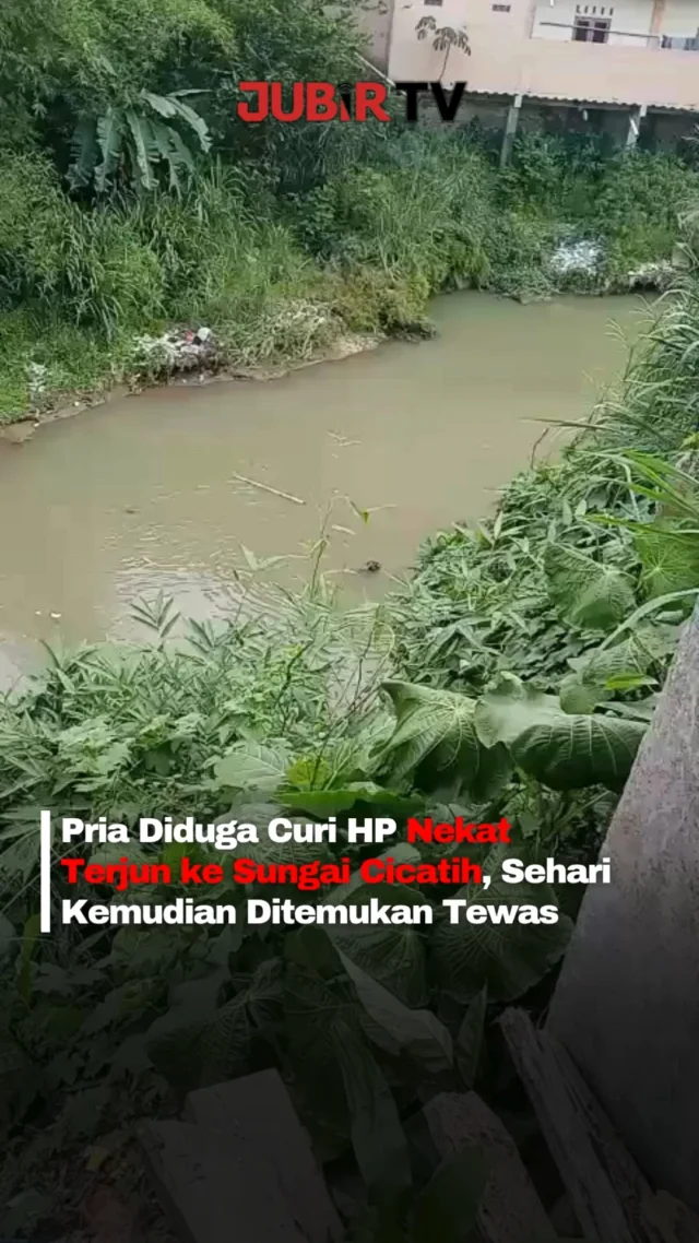 Diduga mencuri handphone, seorang pria nekat menceburkan diri ke Sungai Cicatih saat dikejar warga di Parungkuda, Kabupaten Sukabumi. Pria tersebut sempat hilang hingga akhirnya ditemukan meninggal dunia oleh tim SAR gabungan pada Kamis (15/10/2026).

Jasad korban ditemukan di dasar sungai melalui proses penyelaman, di perbatasan Kecamatan Ciambar dan Parungkuda. Setelah dievakuasi, jasadnya dibawa ke RSUD Sekarwangi, Cibadak.

Hingga kini, identitas pria tersebut masih belum diketahui. Penanganan lebih lanjut diserahkan kepada pihak kepolisian.

Editor: Tino

#jubirtv #jubirtvnewscom #sukabumi #parungkuda #ciambar #sungaicicatih #timsar #basarnas #beritaterkini #infoterkini